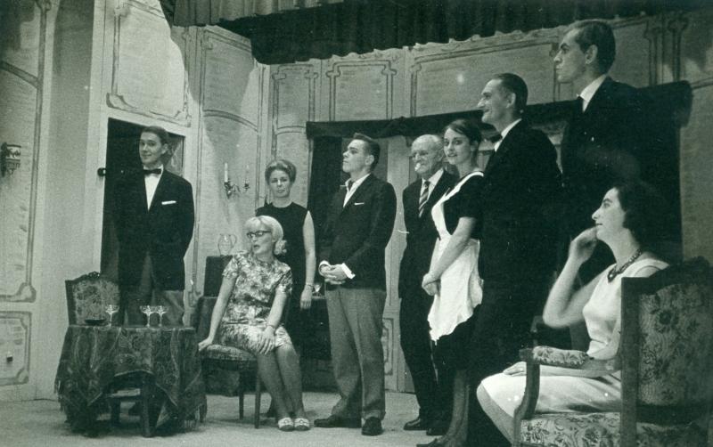 35 met v.l.n.r. Kees Meeuwsen, Guus Reyne, Afra Swart, Nico Luttik, regisseur Hartman, Yvonne vd Werf, Jaap vd Werf, Ruth Keff, Annie Keff-May